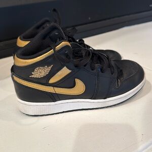 Black and gold Big Kid Air Jordan Retro 1. Mid Casual